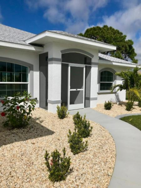 Paradise Home, Tranquil canal view 3-BDR in Golfers paradise